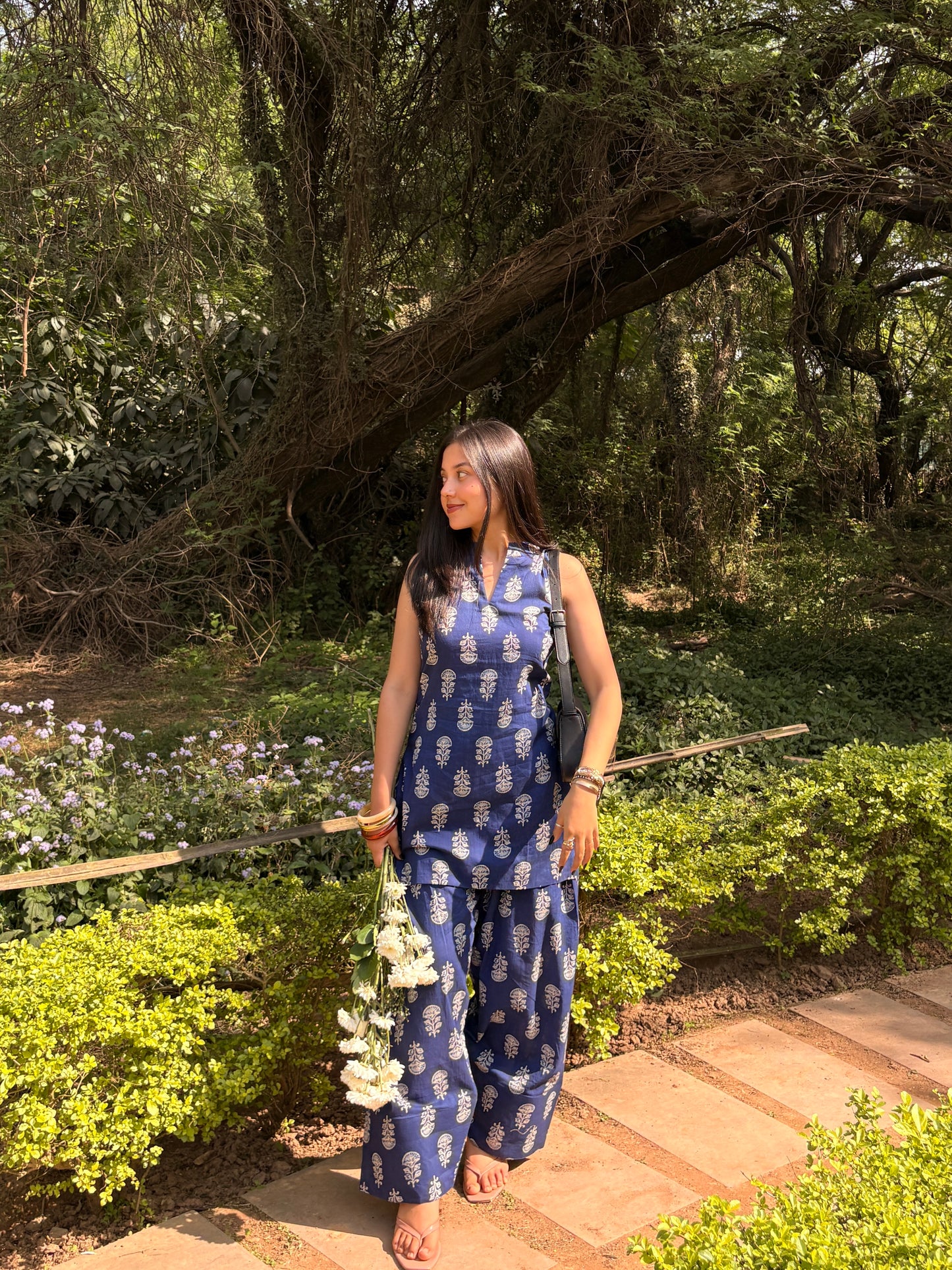 MONOMEE ZIYA FARSHI SALWAR KURTA SET