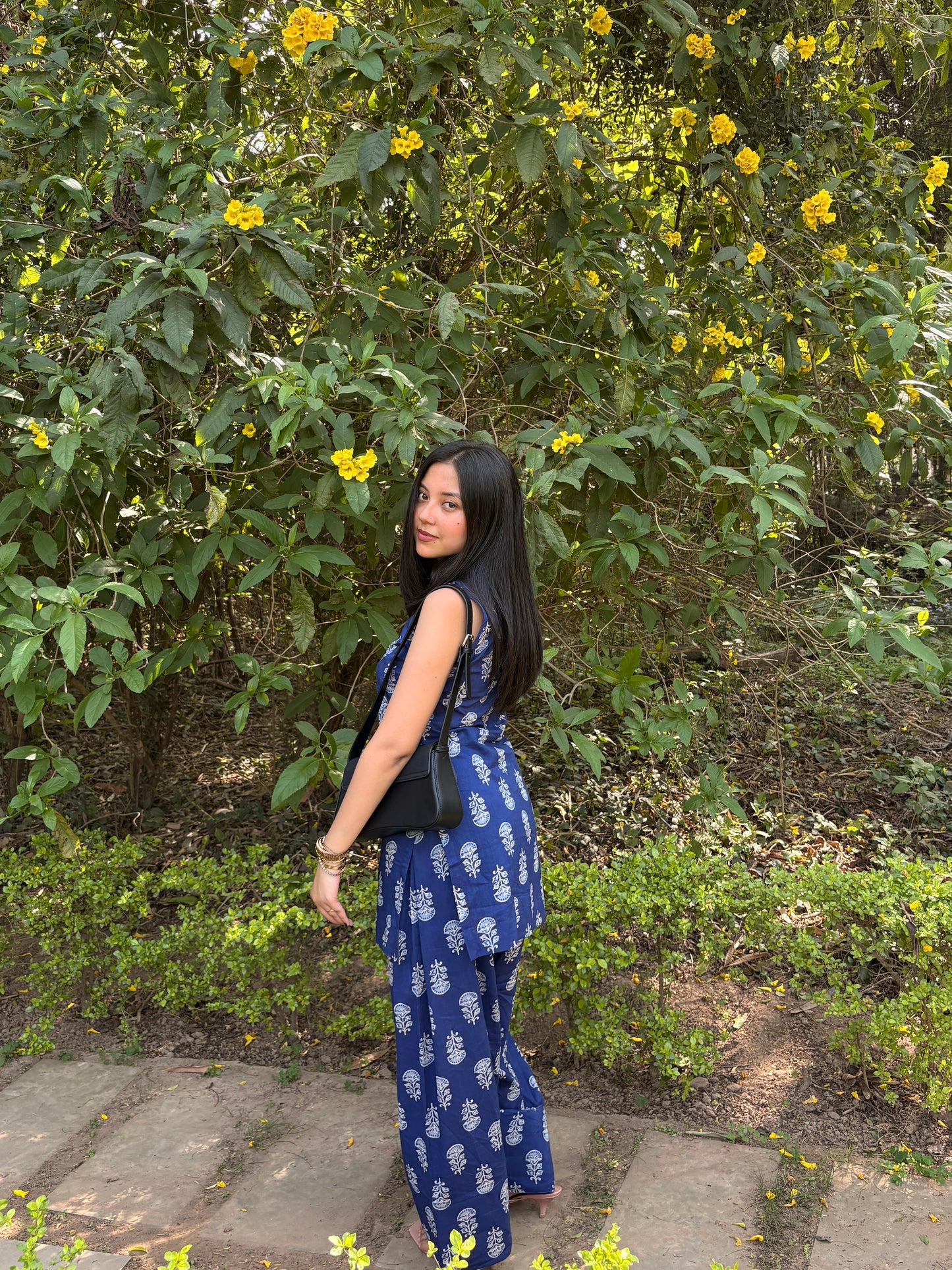 MONOMEE ZIYA FARSHI SALWAR KURTA SET