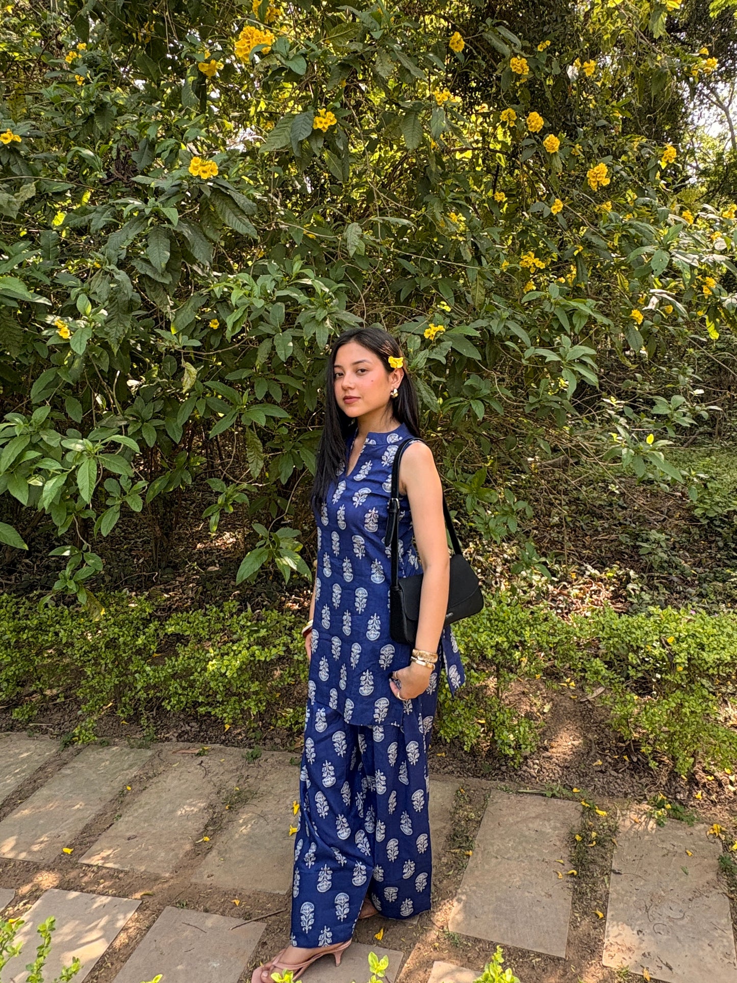 MONOMEE ZIYA FARSHI SALWAR KURTA SET